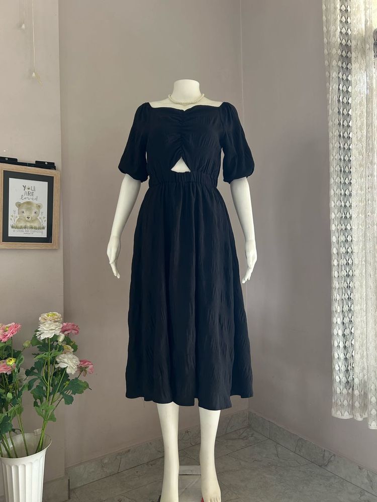 Chic Black Cutout Midi Dress