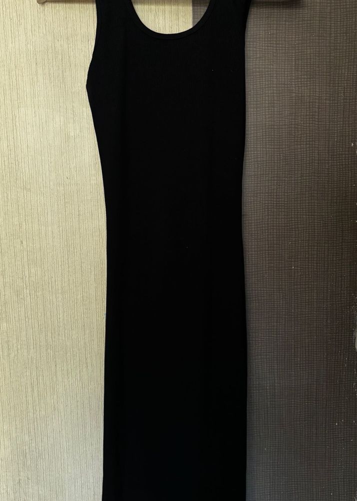 Sleek Black Sleeveless Midi Dress