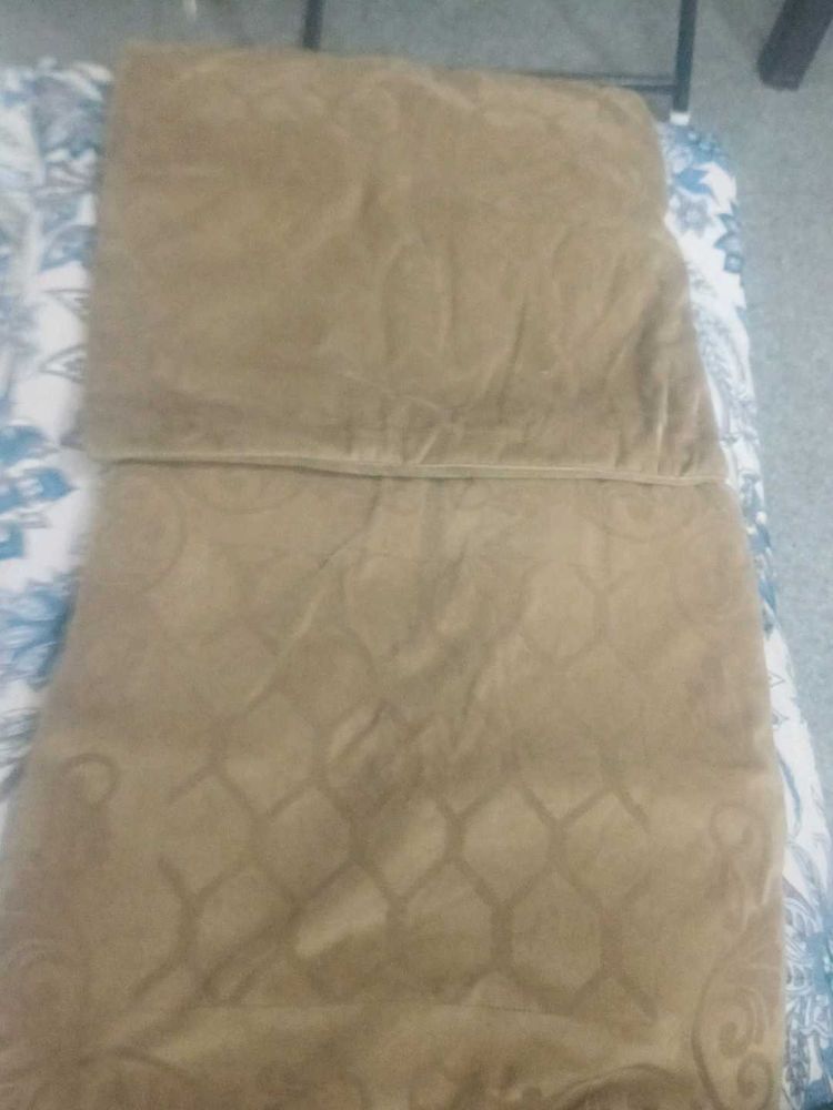 Set of 2 Soft Cushion covers with chain