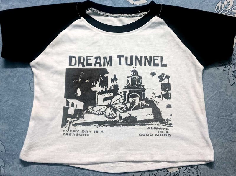 Dream Tunnel Graphic crop T-Shirt