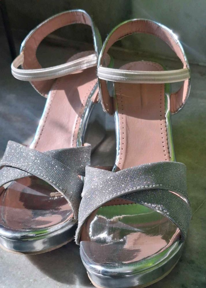 Sparkly Silver Heels 👠