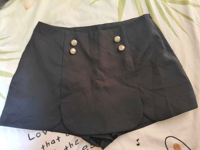 Chic Black Buttoned Shorts