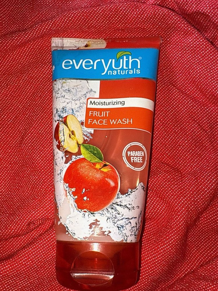 Everyuth Naturals Moisturizing Face Wash
