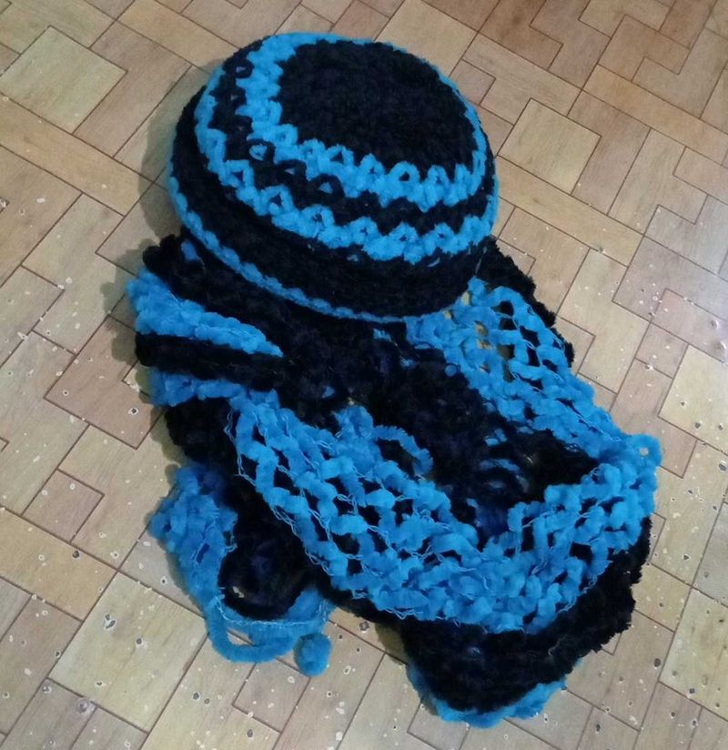 New Cozy Blue &amp; Black Knit Hat and Scarf Set