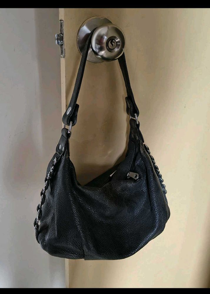 Chic Black Textured Shoulder Bag