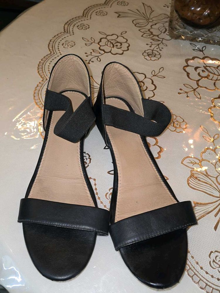 black flat heel sandals