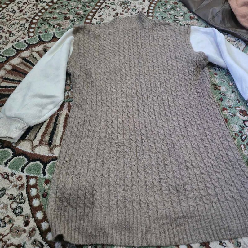 Chic Cable Knit Sweater with Contrasting Sleeves