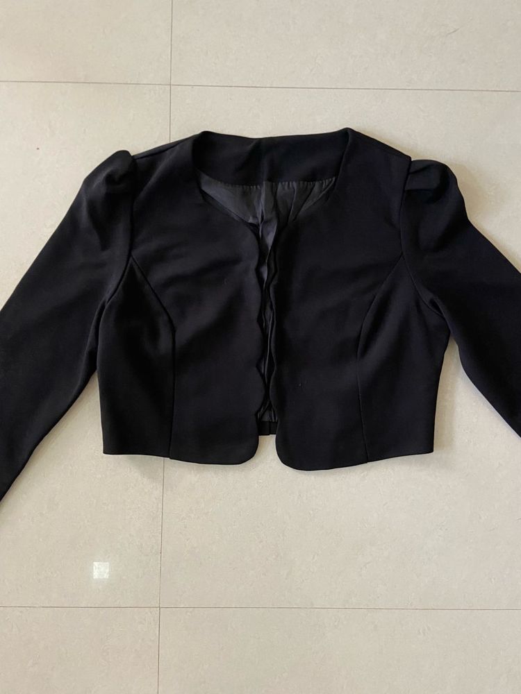 Chic Black Cropped Blazer