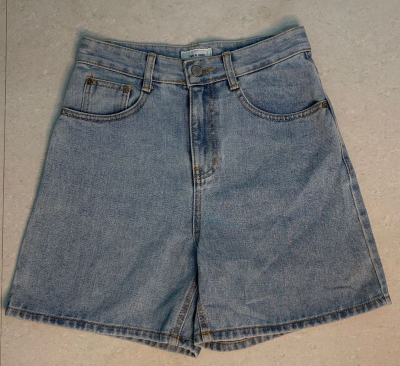 Light Wash Classic Denim Shorts 🦋