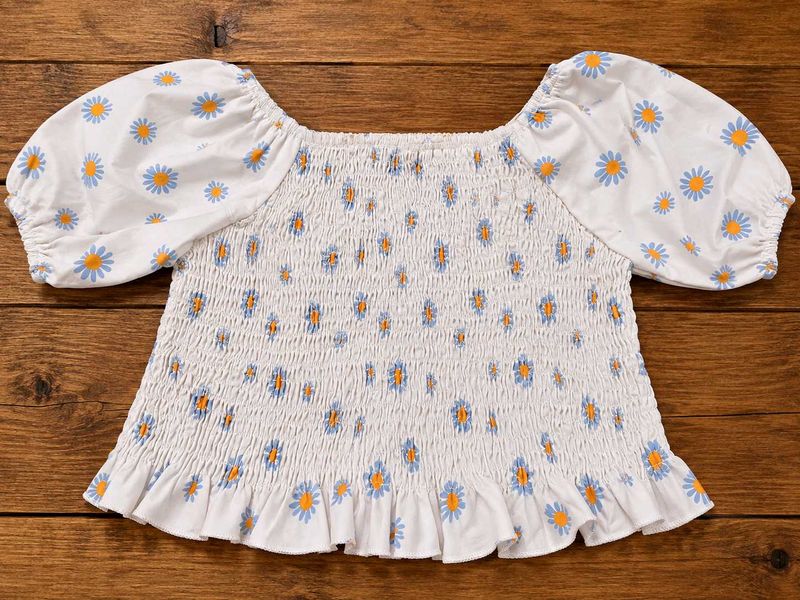 Cute Daisy Print Smocked Top