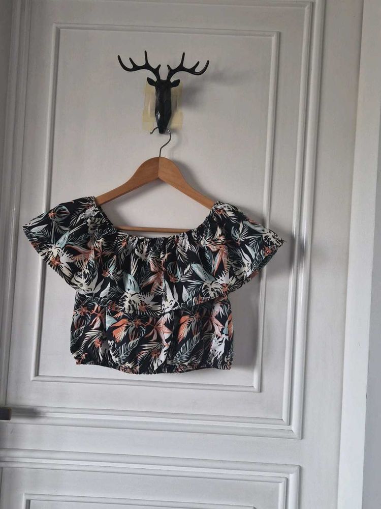 Tropical Off-Shoulder Ruffle Crop Top with slit sk