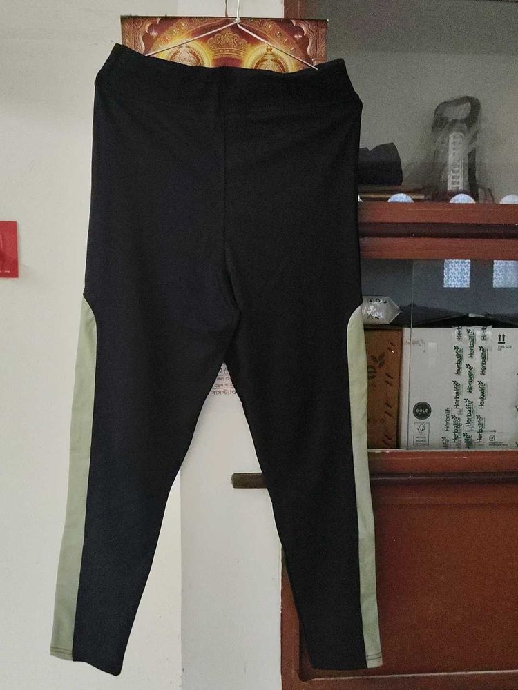 111.Black &amp; Green gym leggings