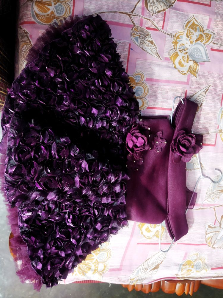 1st Birthday Ke Frock He..2-3bar Pehene He