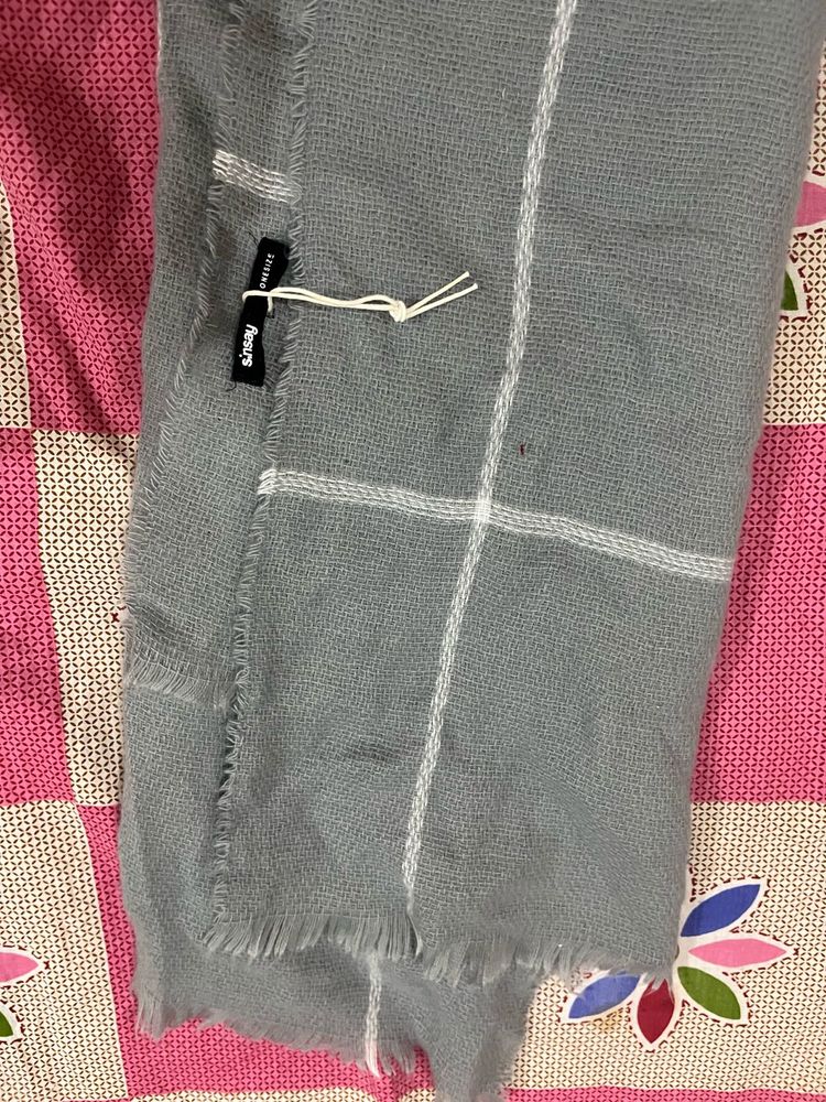 Chic Grey Plaid Scarf