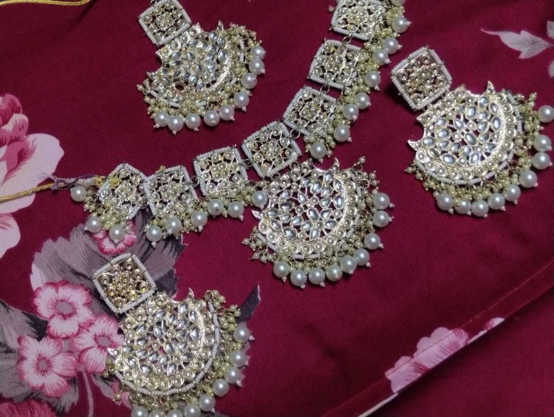 Exquisite Kundan &amp; Pearl Jewellery Set