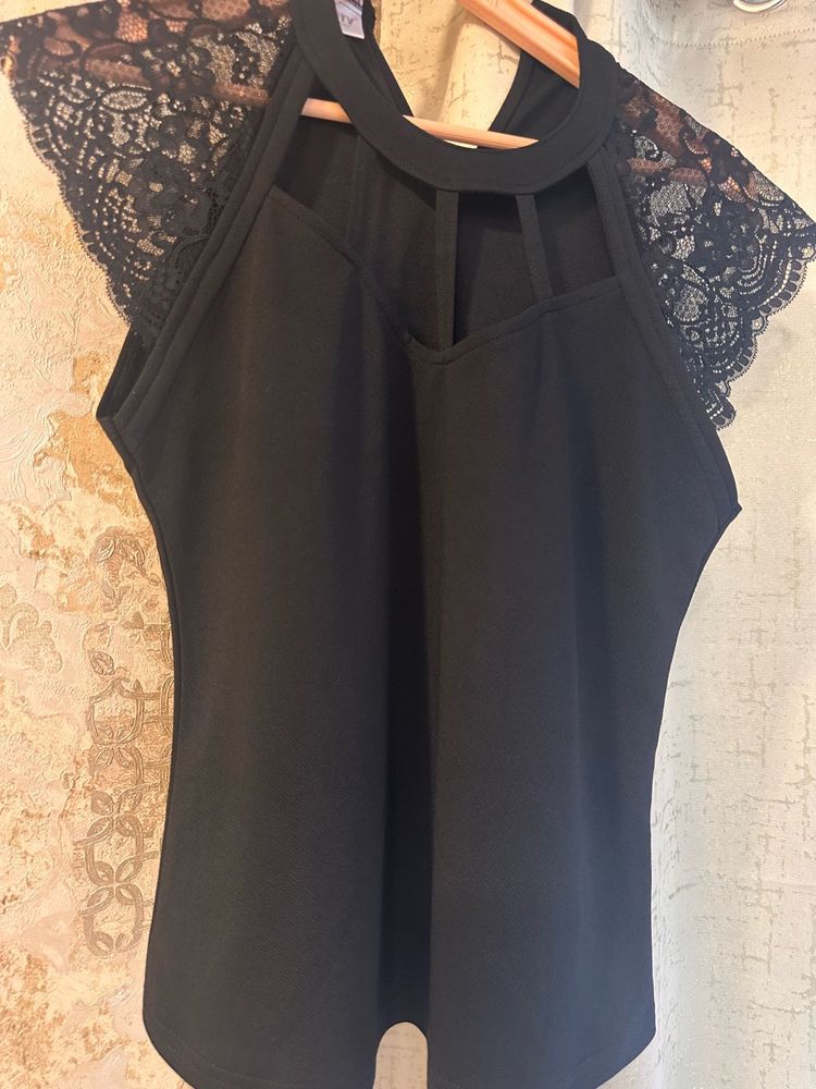 🛍️🛍️SALE!!! Black Lace Detail Top, Bust- 32/30
