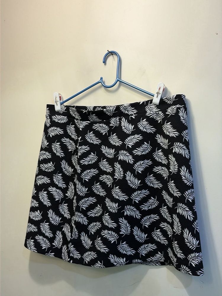 Stylish Black &amp; White Leaf Print Skirt