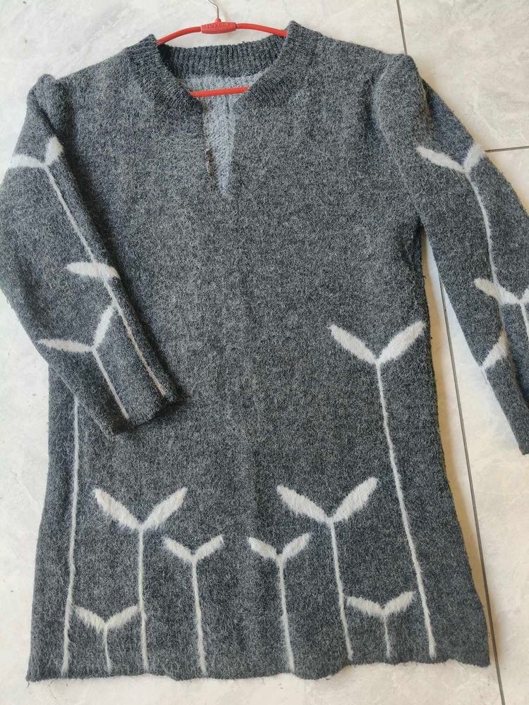 Gray Knit Sweater with Tulip Design