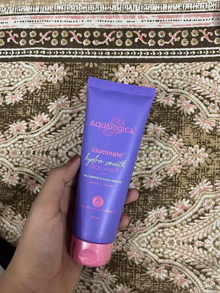 Aqualogica Illuminate Hydra Smooth Face Wash