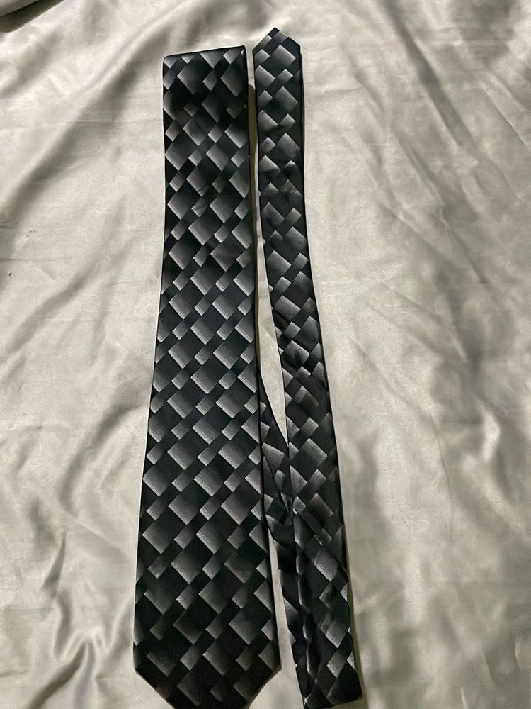 Classic Geometric Pattern Tie