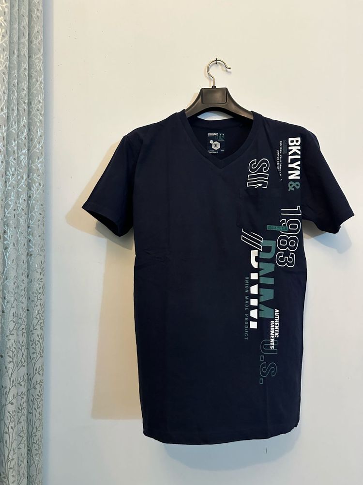 Men's Navy Blue V-Neck Graphic T-Shirt 🇩🇪