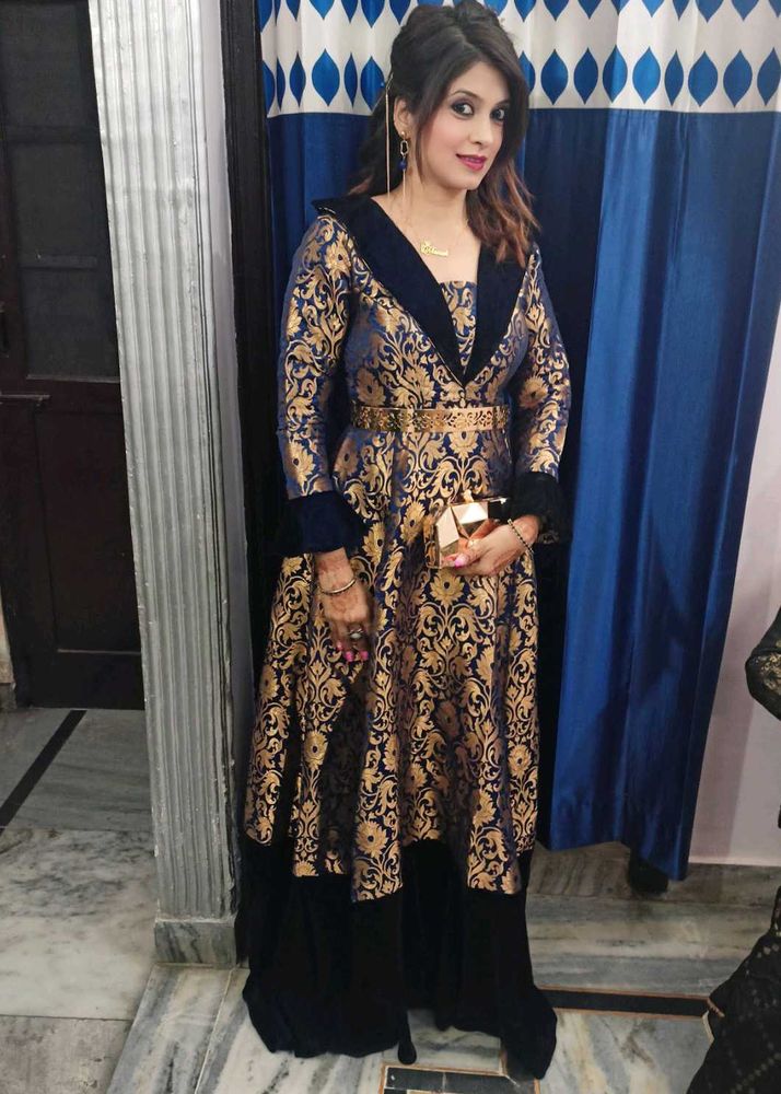 Elegant Brocade Velvet Tail Gown💙