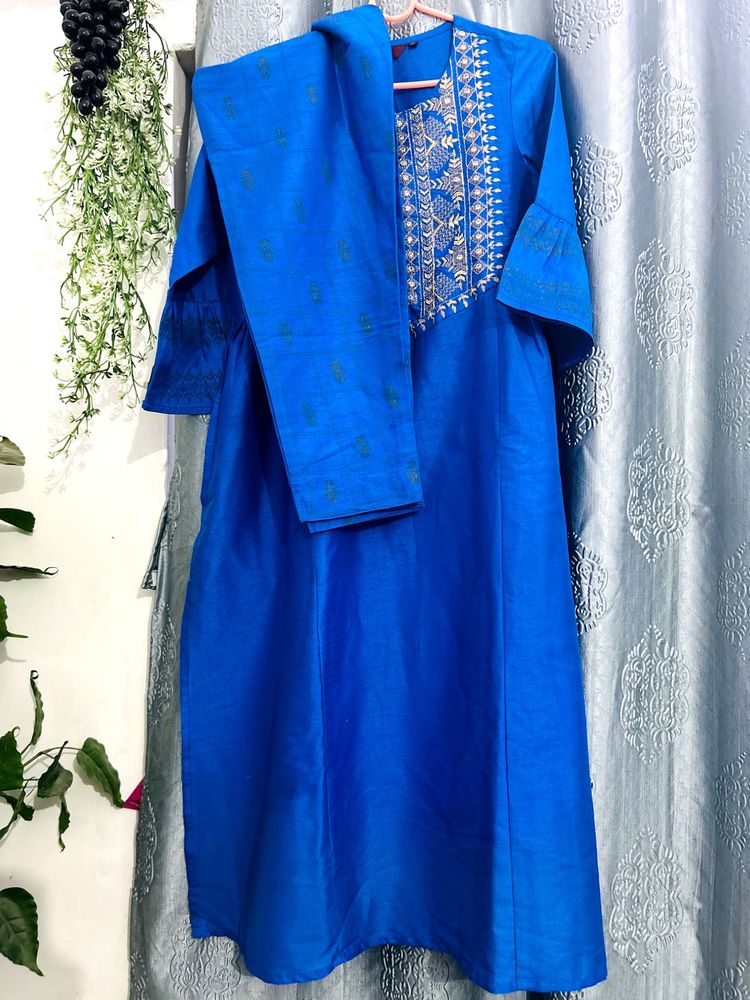 Women Blue Embroidered Kurti with trousers Set