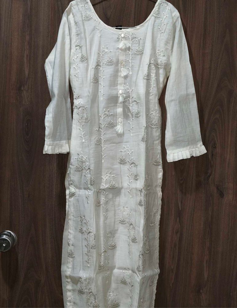 Elegant White Embroidered Kurta