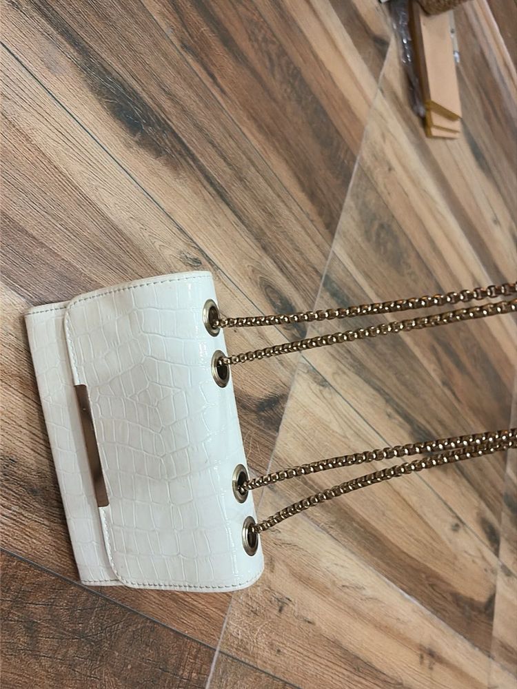 a white bag for carry everywhere