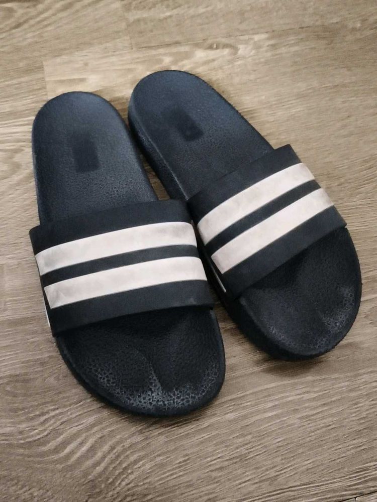 Comfortable white and black Slides