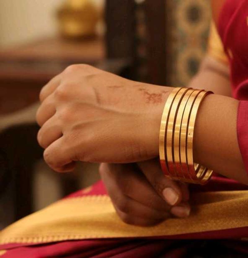 Set of 4 Elegant Gold-Plated Bangle Se