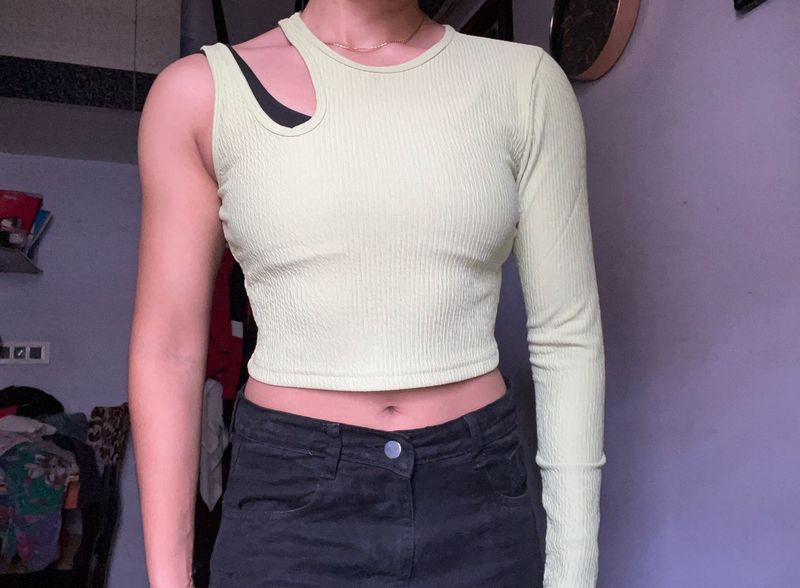 New Bebe Cut-out Single Sleeve Top🍈