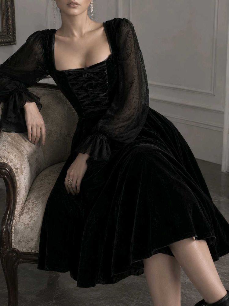 The Evelyne Noire Dress
