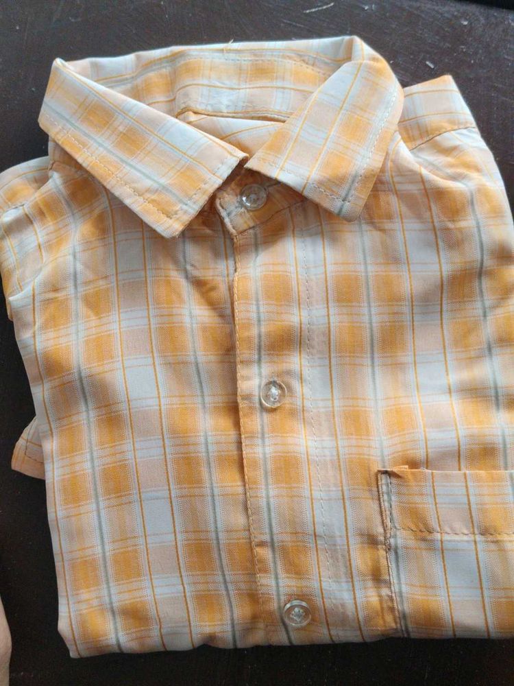 Men's Plaid Button-Up Shirt