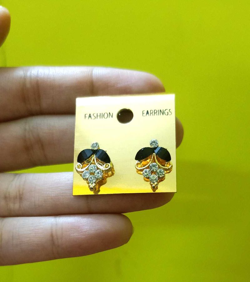 Elegant Black &amp; Crystal Stud Earrings