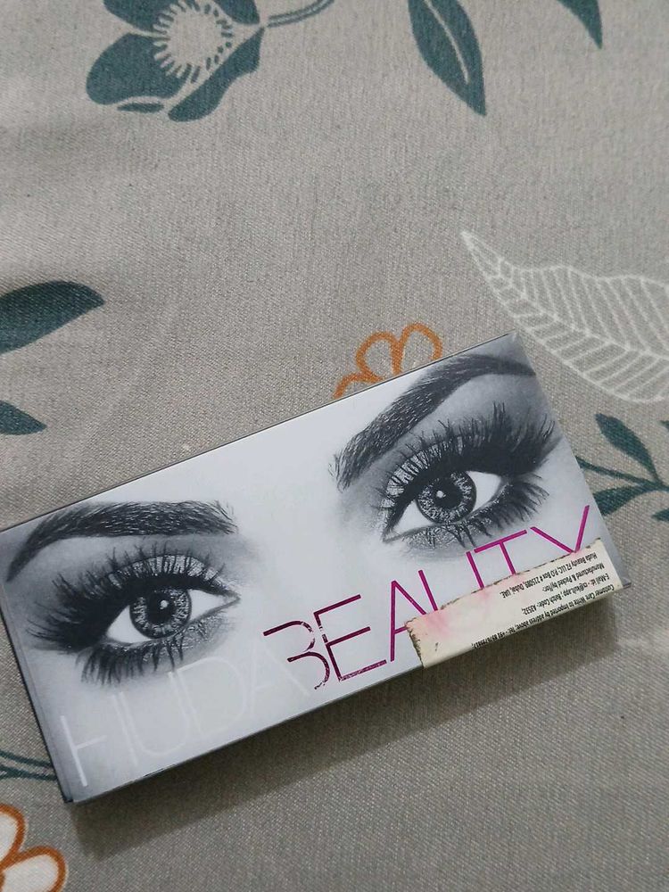 Huda Beauty Eyeshadow Palette