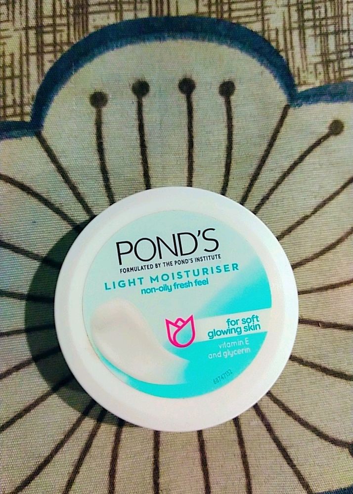 Ponds, Light Moisturiser, Non-oily Fresh Cream,