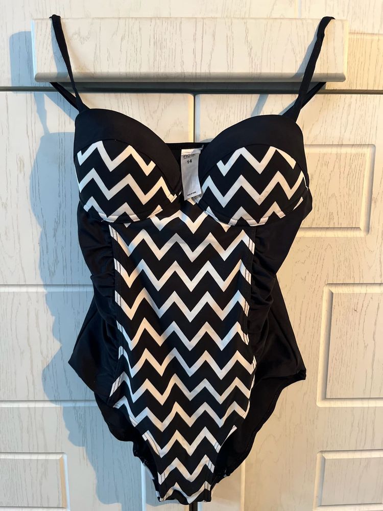 🦓Chic Black &amp; White Chevron One-Piece Bodysuit