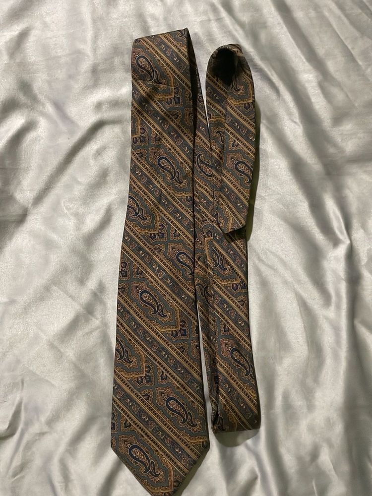 Classic Paisley Pattern Tie