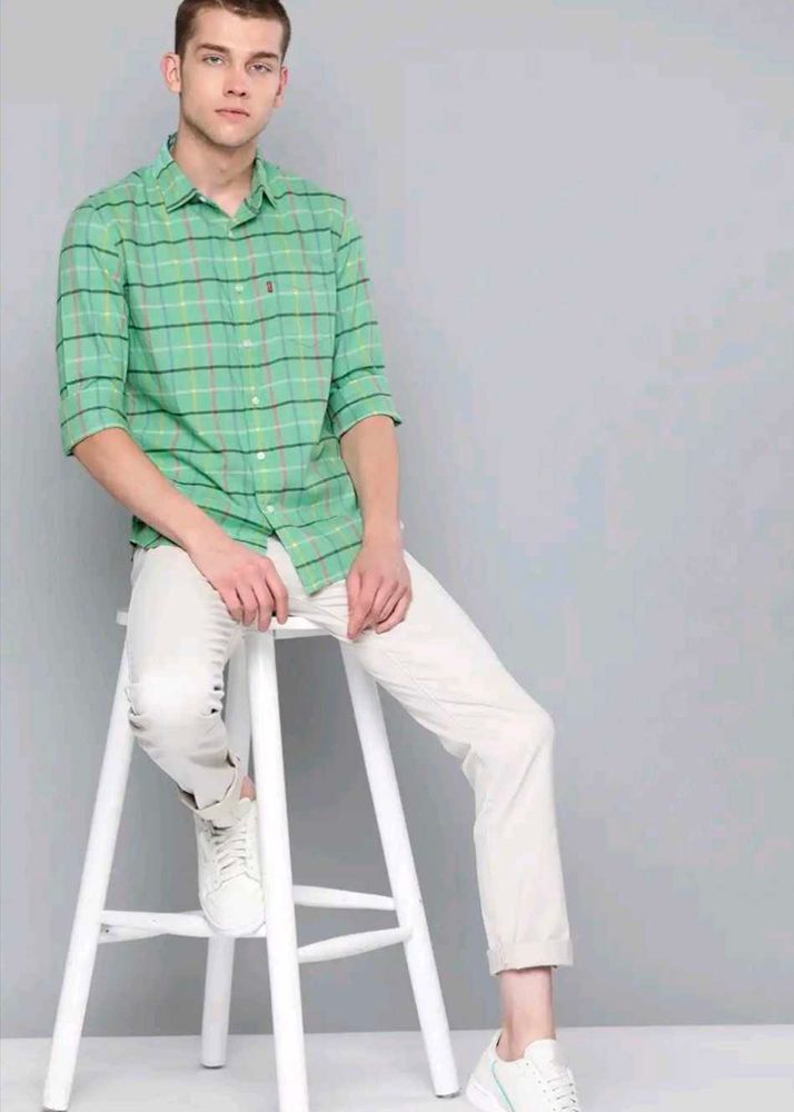 Levi's Plaid Button-Up Shirt