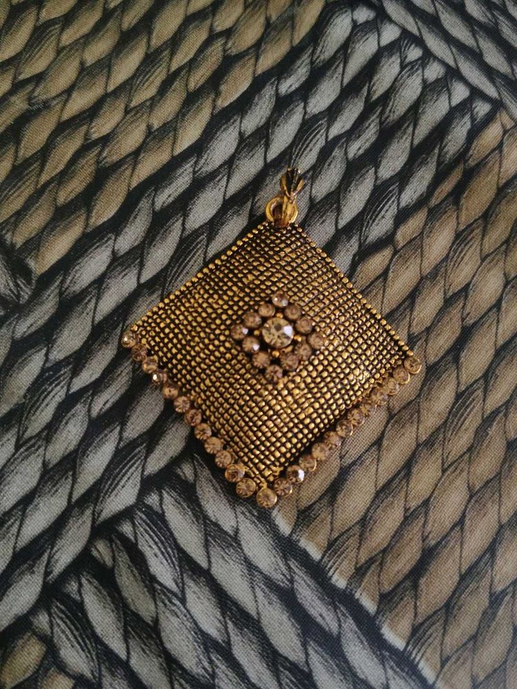 Exquisite Diamond &amp; Gold Pendant