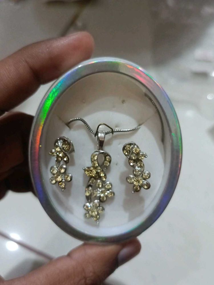 Floral Jewelry Set - Necklace &amp; Earrings