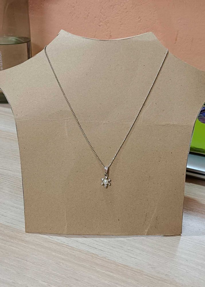 Elegant Flower Pendant Necklace