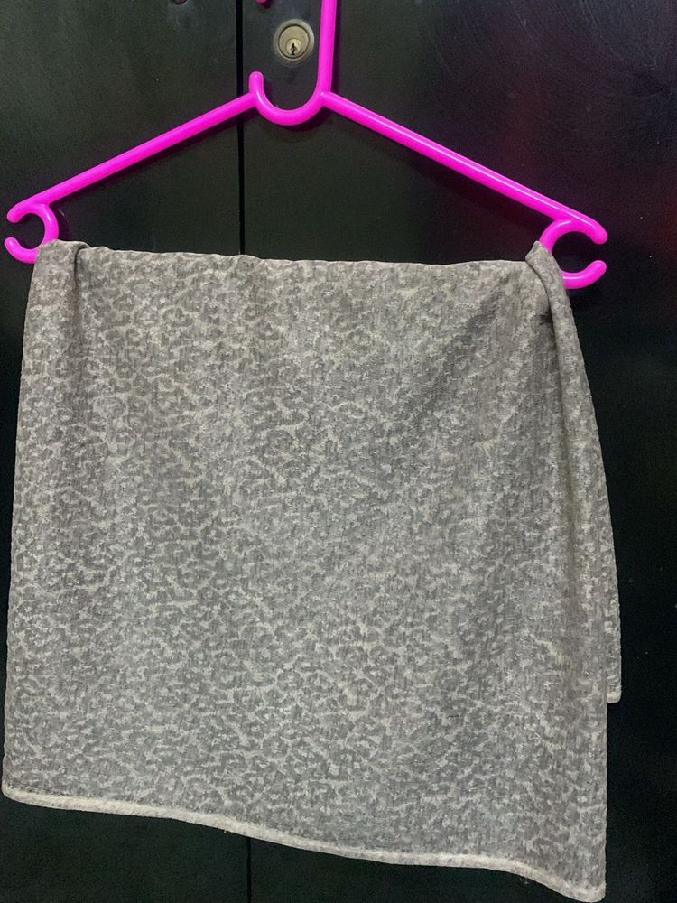 Elegant Grey Leopard Print Scarf