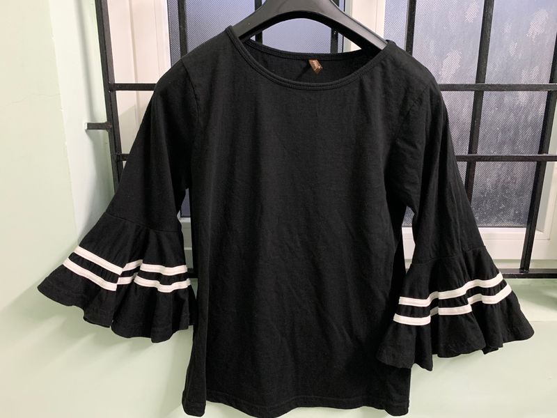 Pretty Black Top ( Size M)