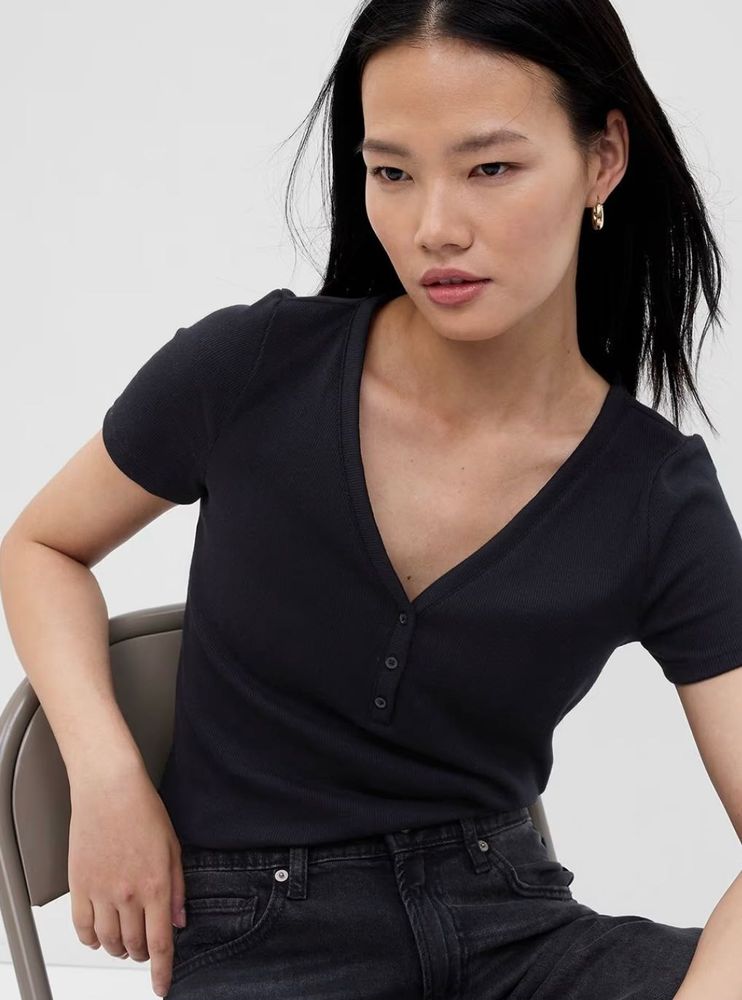 GAP Fitted V-Neck Top