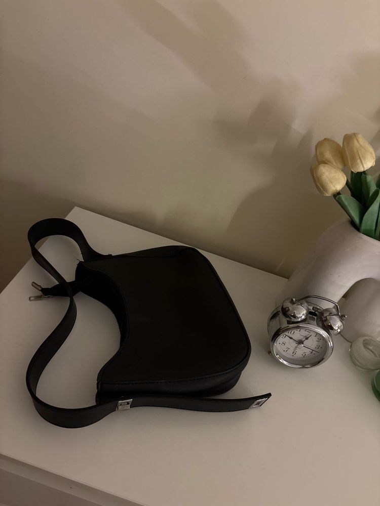 black shoulder bag