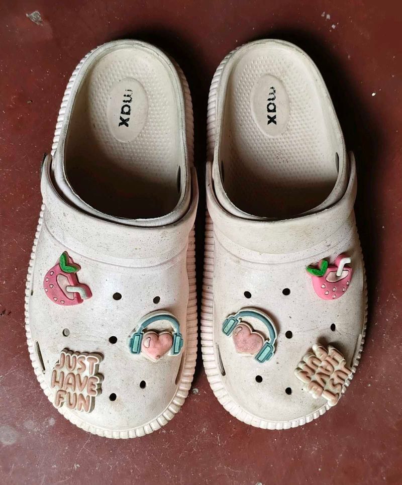 Max Cute Croc-Style Clogs with Charms