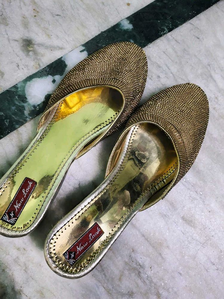 Elegant Embellished Golden jutti