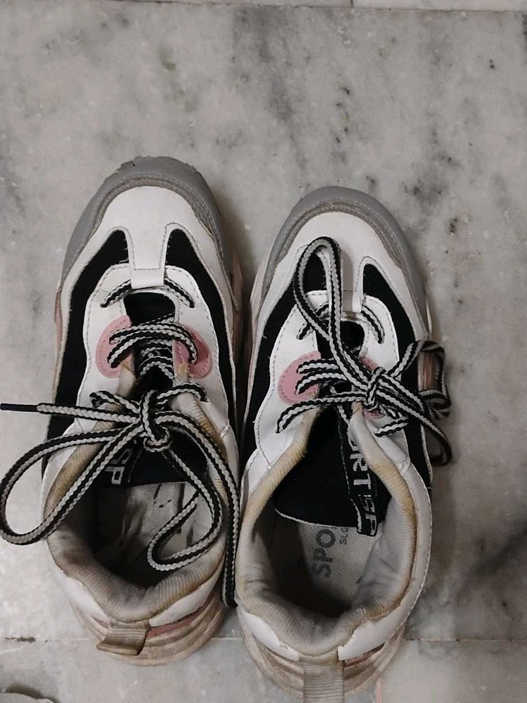 Women sports shoes